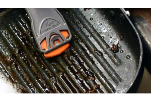 One Tool, Many Jobs: How a Plastic Scraper Can Help Around the House and Garden This Summer